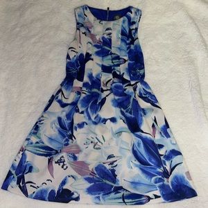 Beautiful floral print dress with back zipper detail